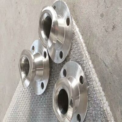 Raccordi a flangia con collo rinforzato, con testa esagonale, progettati per una facile integrazione nelle reti di tubazioni esistenti